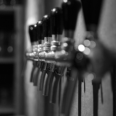 torneiras de cerveja em preto e branco